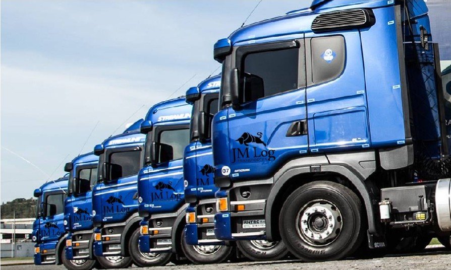 Imagem de frota de caminhões.